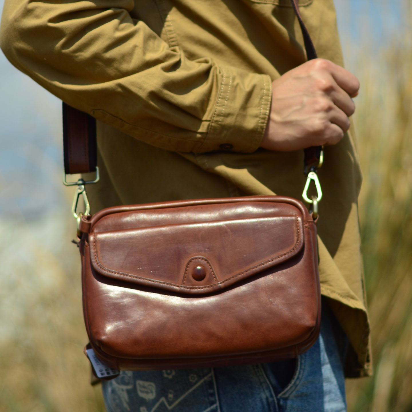 Luxury Bags Made In China - AETOO 新しいカジュアルで軽やかな高級感のあるオリジナルメンズ本革クロスボディバッグは、輸入されたなめし革を使用しており、シンプルなデザインが特徴です。
