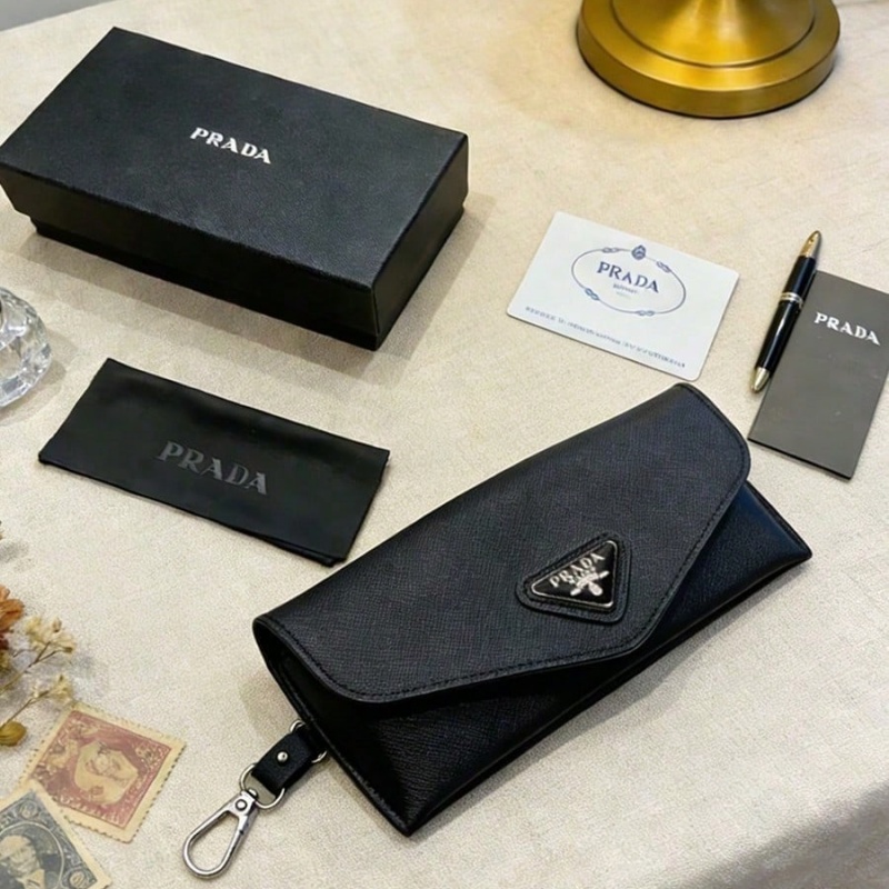 プラダ ブラック レザー メガネケース 高級三角形メタルロゴ - Luxury Bags Consignment のレビューと価格