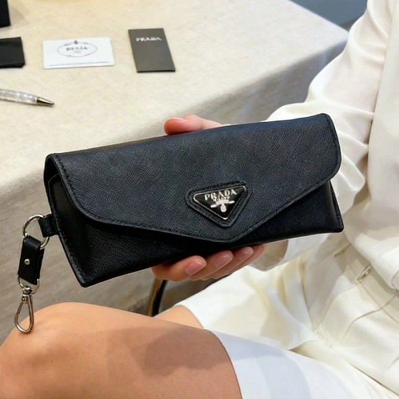プラダ ブラック レザー メガネケース 高級三角形メタルロゴ - Luxury Bags Consignment のレビューと価格