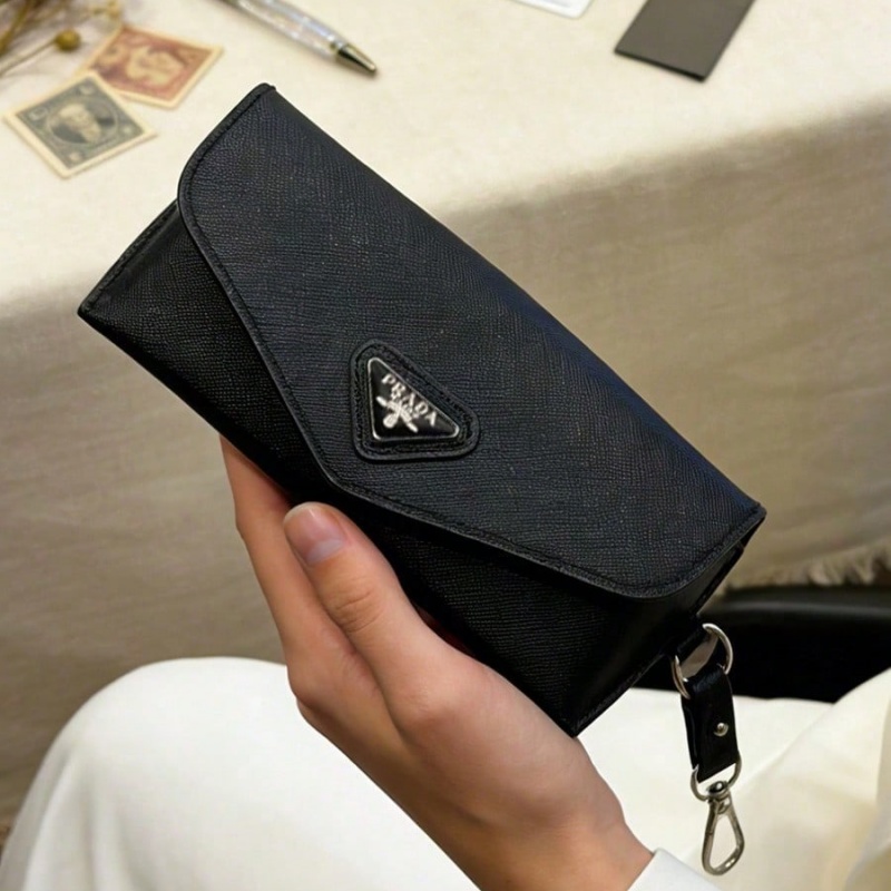 プラダ ブラック レザー メガネケース 高級三角形メタルロゴ - Luxury Bags Consignment のレビューと価格