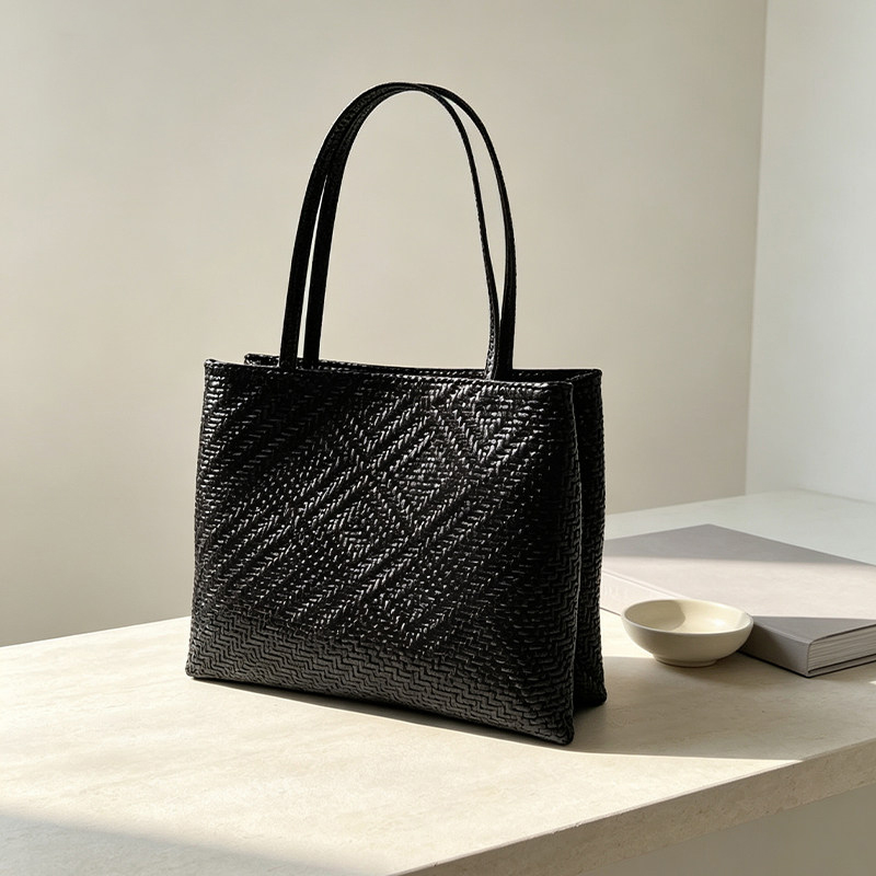 メンディー 本革 織りプリント グレイン トートバッグ オー - Luxury Bags Office のレビューと価格